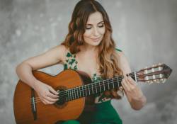 Yuliya Lonskaya, Gitarre & Gesang
