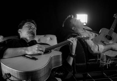 Micha Kern & Jordan Brodie: Acoustic Guitar