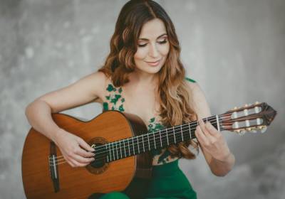 Yuliya Lonskaya, Gitarre & Gesang