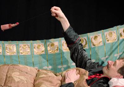 Schlafe! Dornröschen im Bett zu spielen