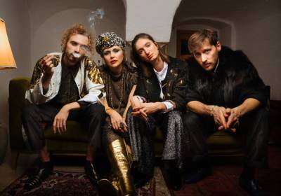 Die Nowak und die Leute aus der Raucherpause