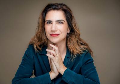 Dana Grigorcea TANZENDE FRAU, BLAUER HAHN